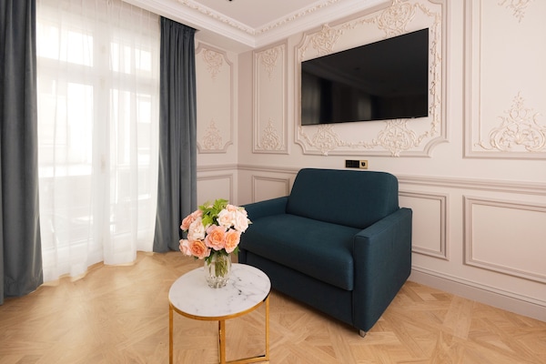 Familie studio, 1 queensize bed met slaapbank, niet-roken | Luxe beddengoed, Tempur Pedic-bedden, een kluis op de kamer, een bureau