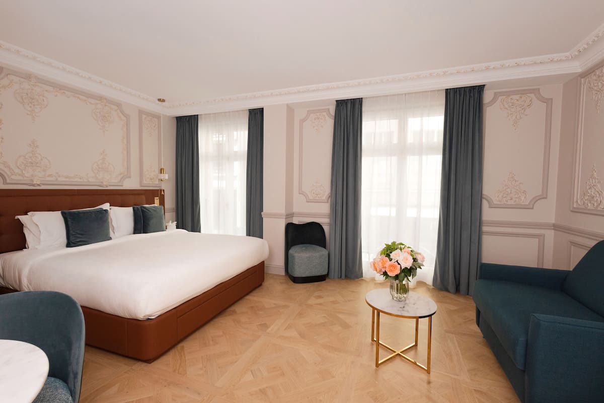 Familienstudio, 1 Queen-Bett und Schlafsofa | 1 Schlafzimmer, hochwertige Bettwaren, Zimmersafe, Schreibtisch