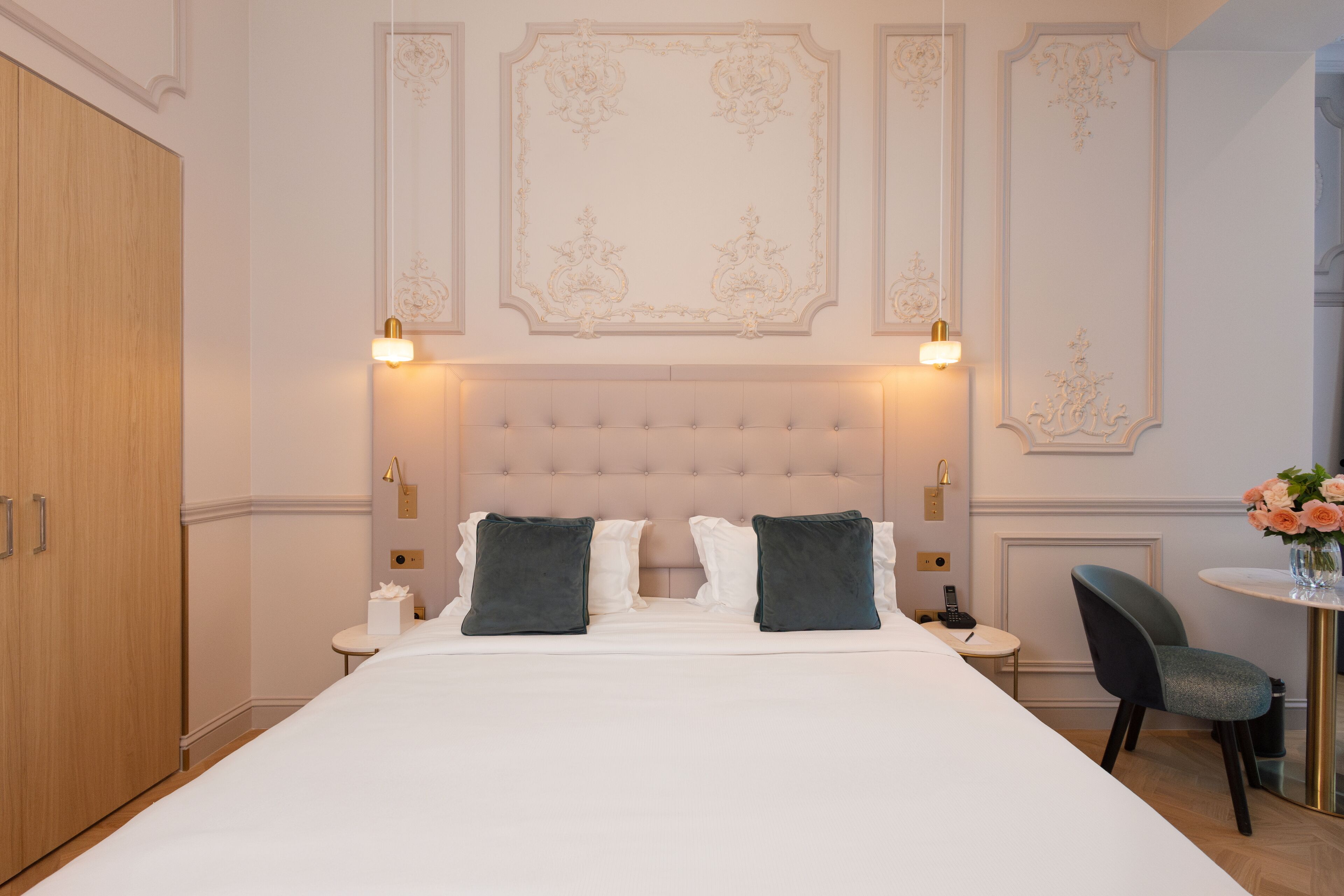 Deluxe Room | Peralatan tempat tidur premium, peti besi dalam bilik, meja 