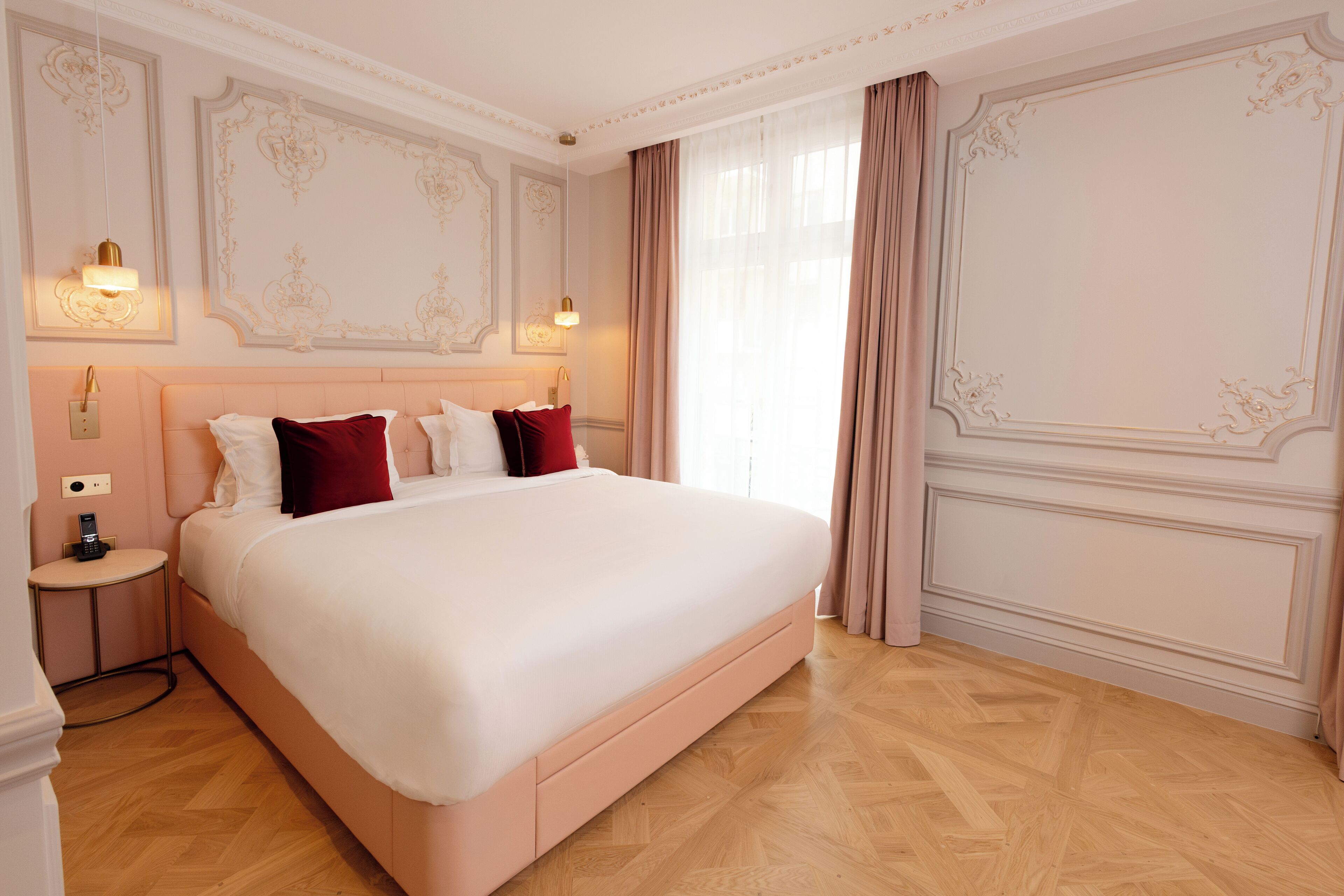 Literie de qualité, lit avec matelas Tempur-Pedic, coffre-fort, bureau
