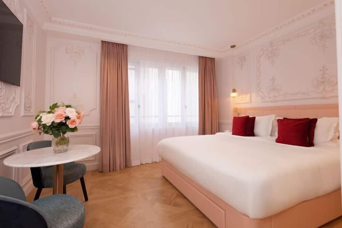 Premium bedding, in-room safe, desk, laptop workspace