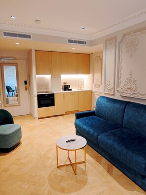 Frigobar, microondas, placa de cocina, cafetera expreso