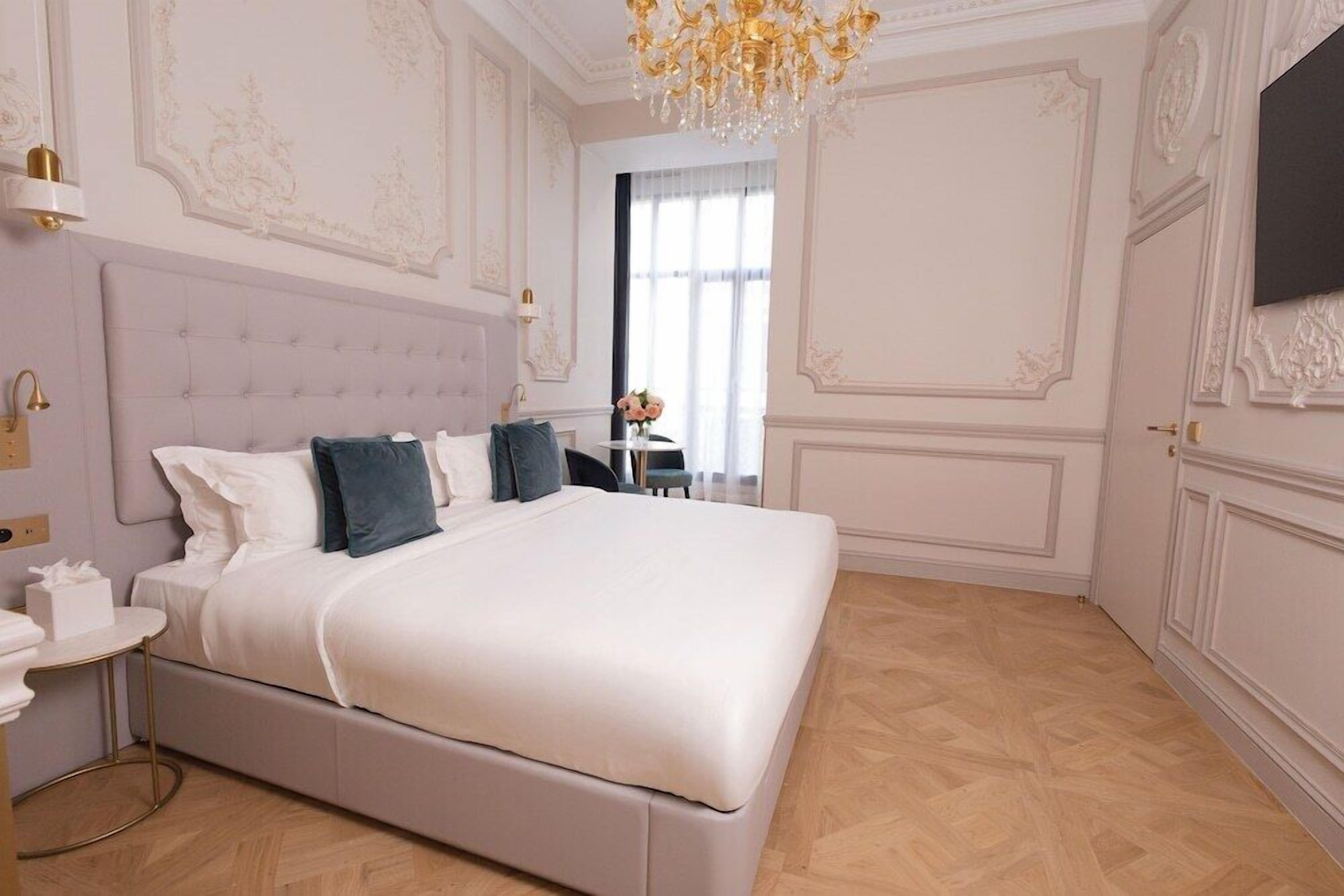 Peralatan tempat tidur premium, peti besi dalam bilik, meja 