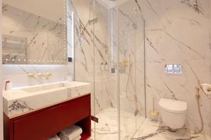 Dusch, regndusch, hårtork och handdukar