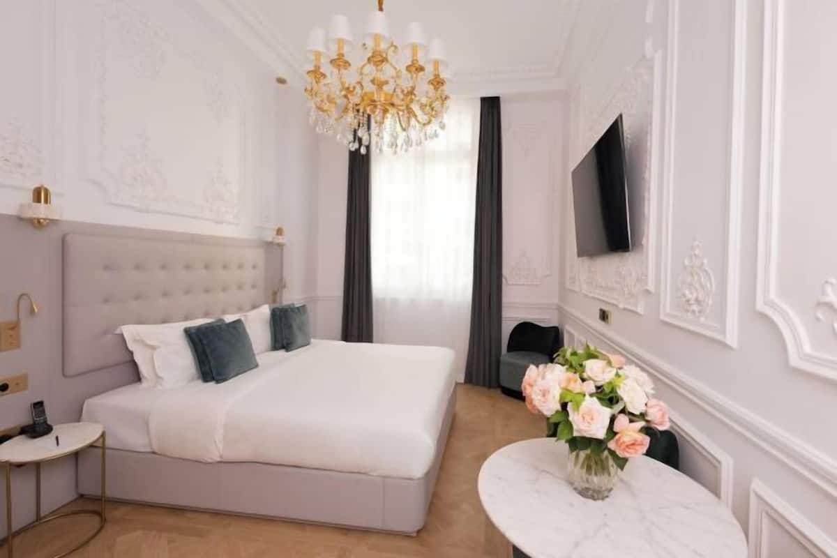 Roupas de cama premium, cofres nos quartos, escrivaninha