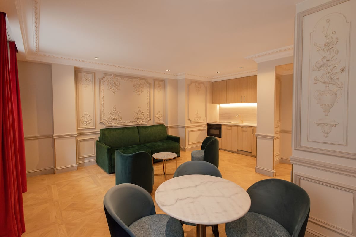 Executive-Apartment | Wohnbereich | Fernseher