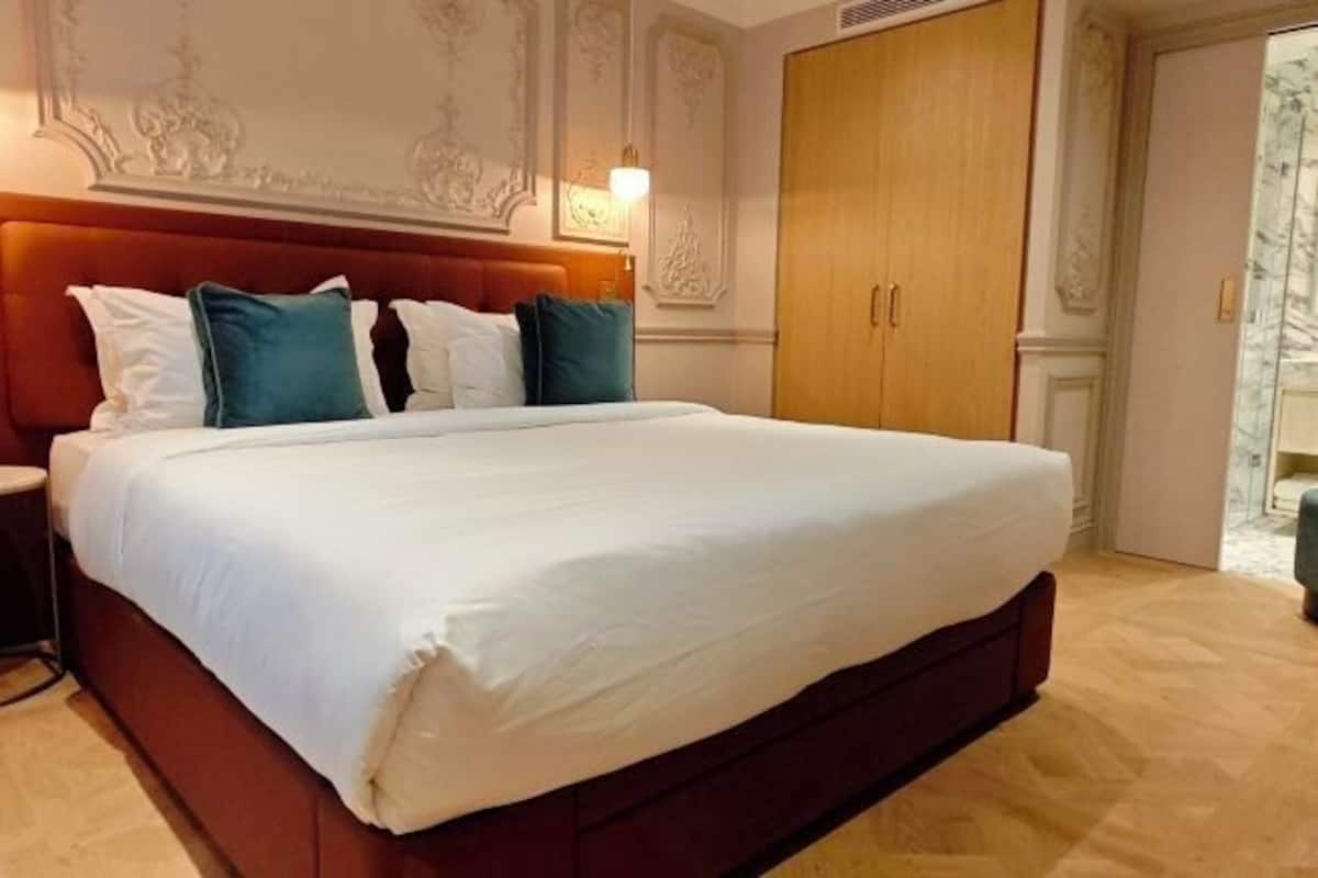 Premium bedding, in-room safe, desk, laptop workspace