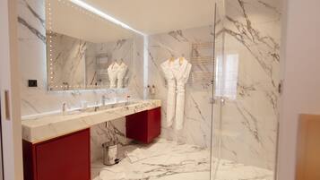 Appartamento Executive | Bagno | Doccia, soffione a pioggia, asciugacapelli, asciugamani