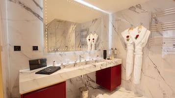 Dusche, Regendusche, Haartrockner, Handtücher