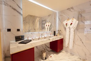 Ducha, cabezal de ducha tipo lluvia, secador de pelo, toallas