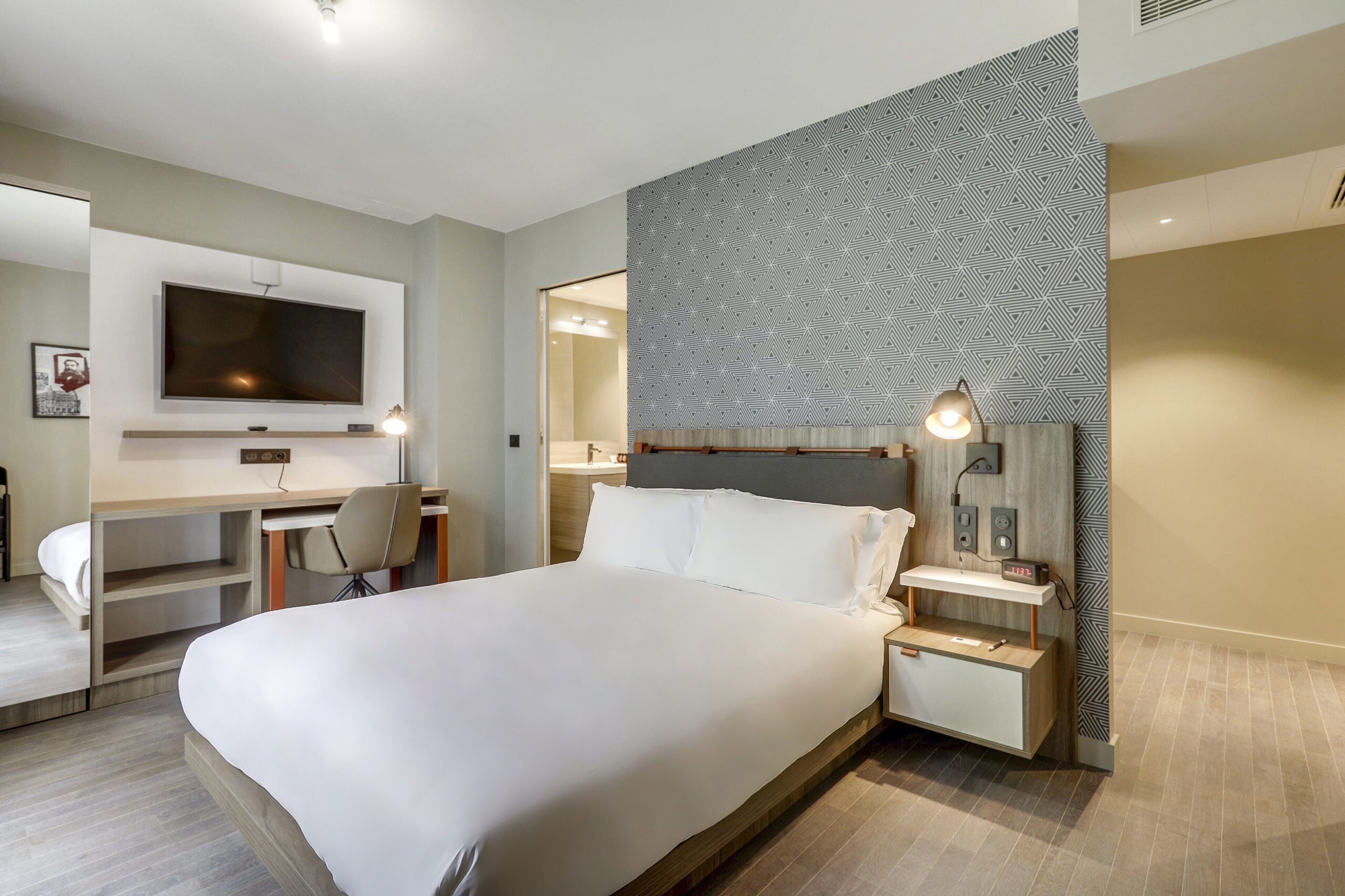 Peralatan tempat tidur premium, peti besi dalam bilik, meja 