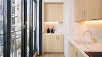 Executive Studio | Dapur peribadi | Peti sejuk mini, ketuhar gelombang mikro, dapur, pembancuh kopi espreso