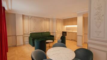 ์ด๊ทธ์ ํํฐ๋ธ ์ํํธ | ๊ฑฐ์ค ๊ณต๊ฐ | ์์ฑ ์ฑ๋ ์์ฒญ์ด ๊ฐ๋ฅํ 55์ธ์น TV