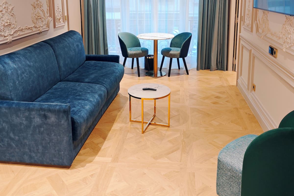 Luksusleilighet, ikke-røyk | Oppholdsområde | En 55-tommers TV med Parabol-TV