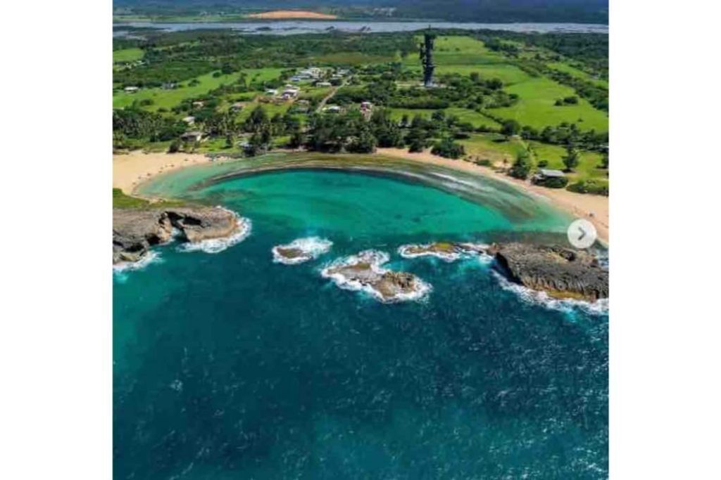 Beach nearby, sun-loungers, beach towels