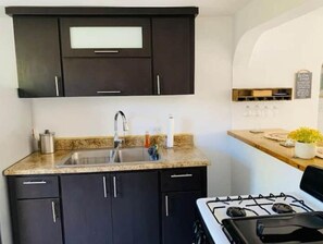 Refrigerador, microondas, parrilla de estufa y cafetera y tetera