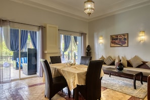 Flat-screen TV, fireplace - Villas 95 Appart'Hôtel (Marrakech)