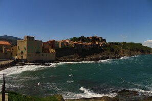 A coastal town with buildings on a hillside overlooking the sea. - The River Mountain House at 1,000m altitude in the Pyrenées-Orièntales (Nohèdes)