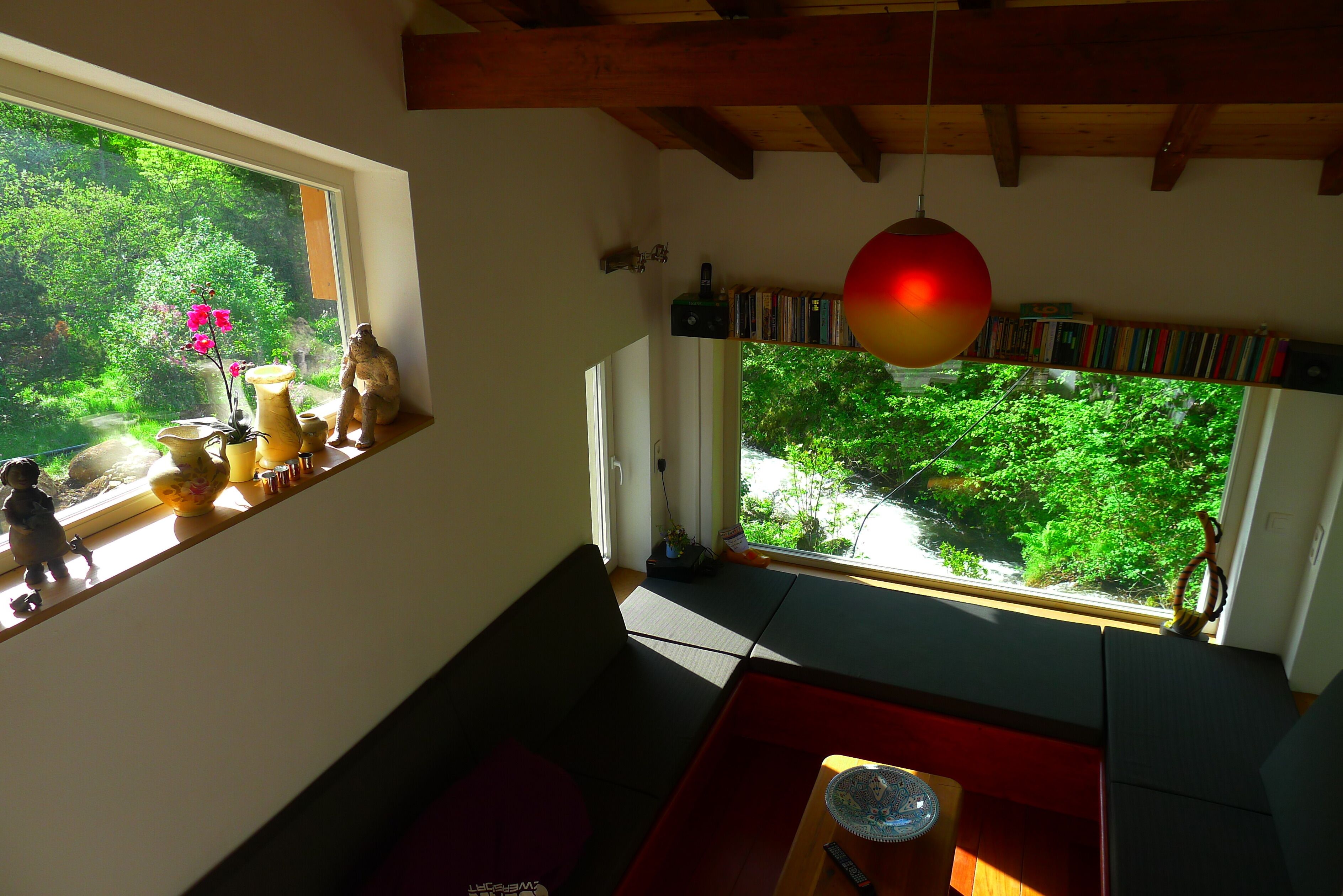 TV connectée, cheminée, lecteur de DVD, livres