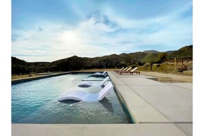 Alberca al aire libre y alberca climatizada