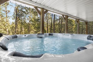 Outdoor spa tub