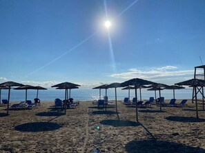 Playa en los alrededores, camastros y toallas de playa