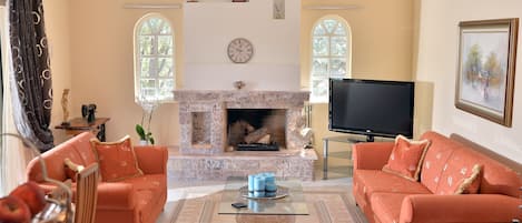 Smart-tv, eldstad, dvd-spelare och böcker