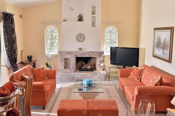 Una Smart TV, una chimenea, un reproductor de DVD, libros