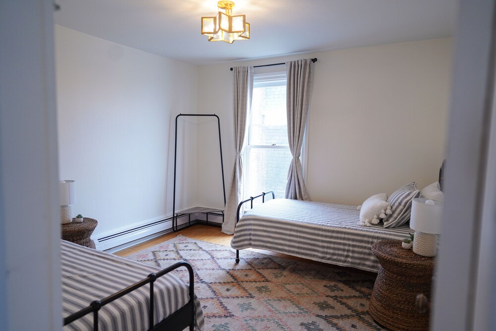 Cozy Apartment. Family Size! Stonington Vrbo