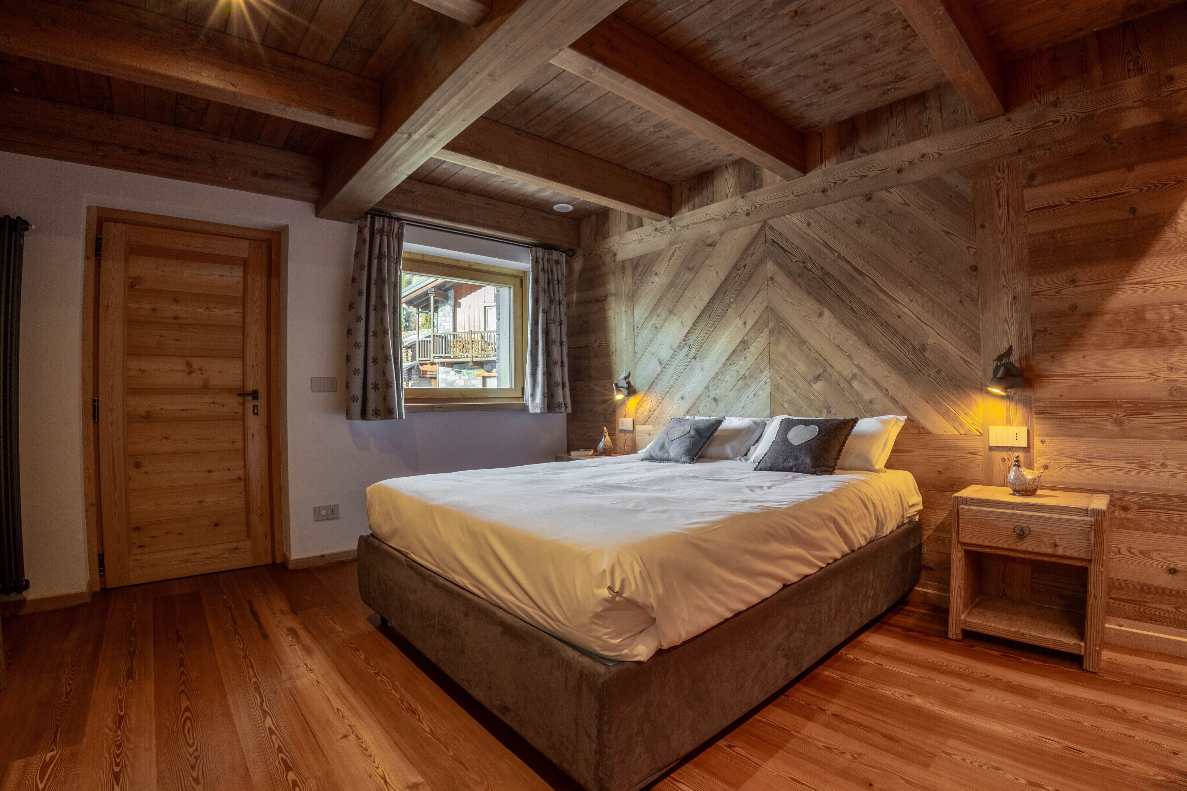 Minibar, desk, free WiFi, bed sheets