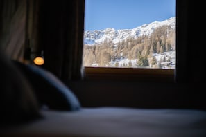 Minibar, desk, free WiFi, bed sheets