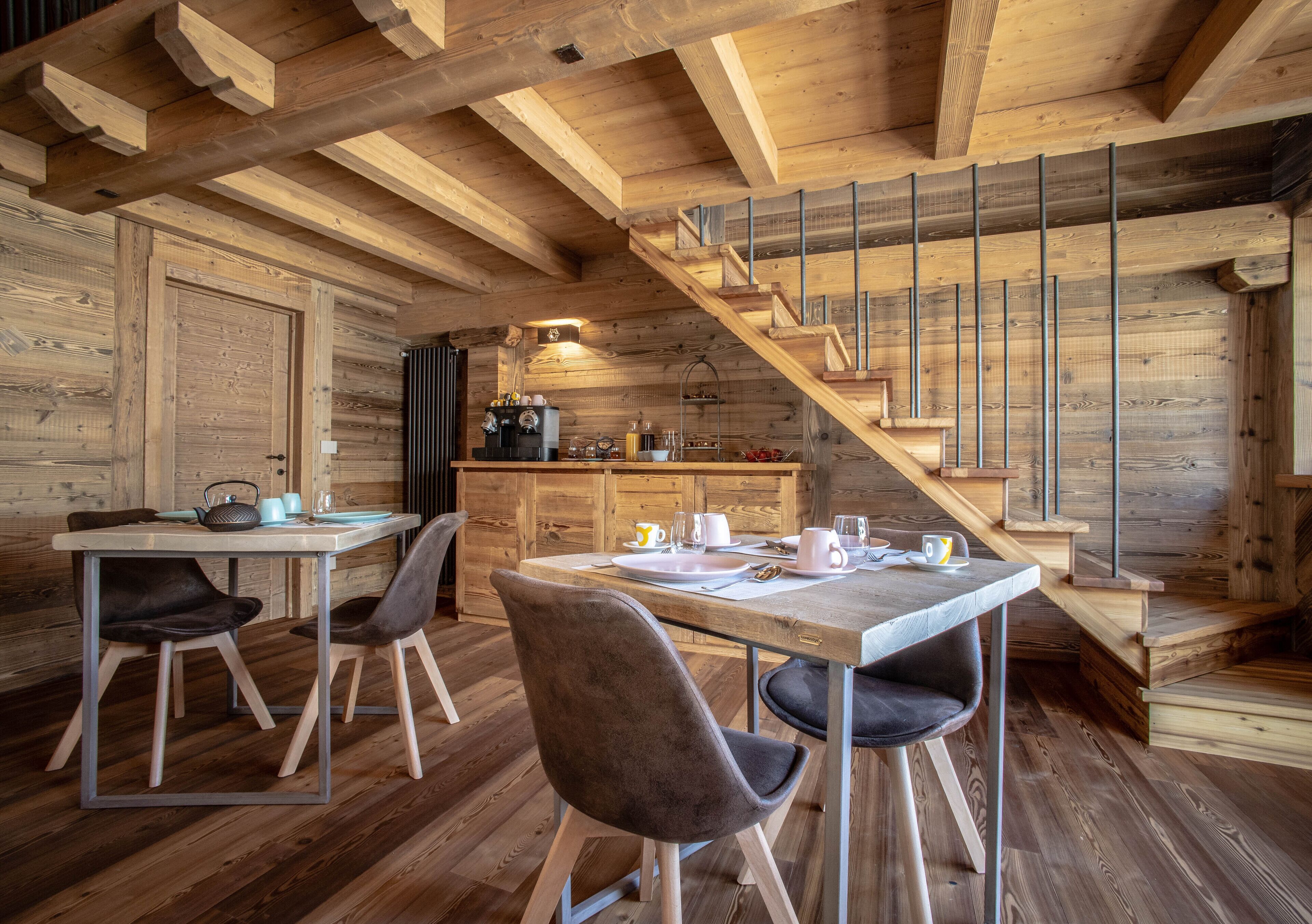 Un intérieur en bois comprenant un coin repas, une cuisine et un escalier.