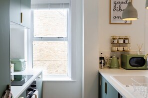 Kaffetrakter/tekoker, kjøleskap, mikrobølgeovn og ovn