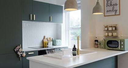 Central Chic Margate Apartment, edge of Old Town!