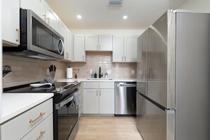 Mikrowelle, Ofen, Herdplatte, Geschirrspüler