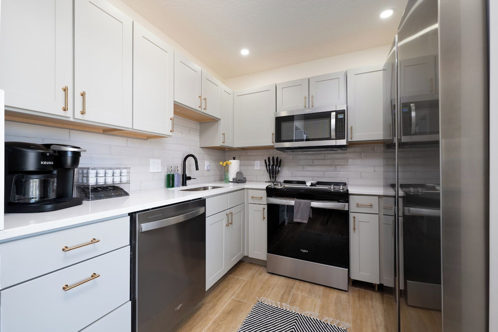 Microwave, stovetop, dishwasher, coffee/tea maker