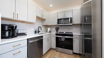 Microwave, stovetop, dishwasher, coffee/tea maker