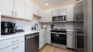 Microonde, piano cottura, lavastoviglie, macchina per tè/caffè