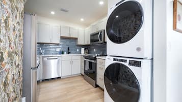 Mikrovågsugn, ugn, spishäll och diskmaskin