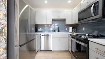 Mikrovågsugn, ugn, spishäll och diskmaskin