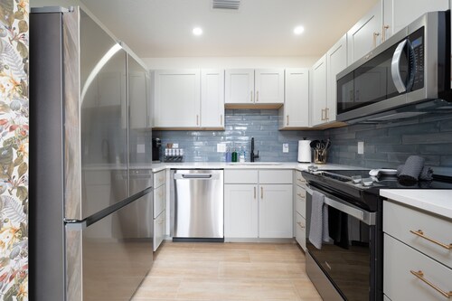 Be A Nomad | New Listing l 2br 3 blks to beach - B