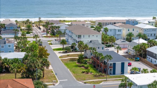 Be A Nomad | Cozy 1br apt steps from the beach