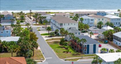 Be A Nomad | Cozy 1br apt steps from the beach