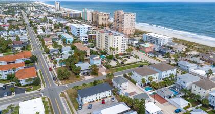 Be A Nomad | Cozy 1br apt steps from the beach