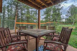 Outdoor dining - Remote Cabin Family Fun Hot Tub (Florissant)