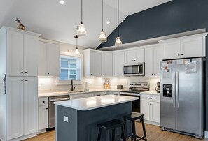 Kjøleskap, mikrobølgeovn, ovn og kokeplater