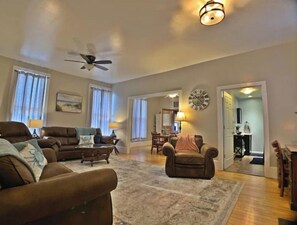 智能電視、壁爐、電子遊戲、書籍