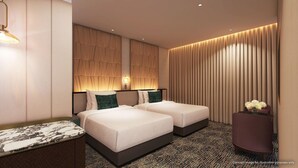 Ein modernes Hotelzimmer mit zwei Betten, einem мраморный Beistelltisch, einem kleinen runden Tisch mit Blumen und einem gemusterten Teppich.