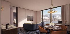 Een moderne hotelkamer met stadszicht, een eethoek met een gedekte tafel voor twee en een zithoek met een bank en stoelen.
