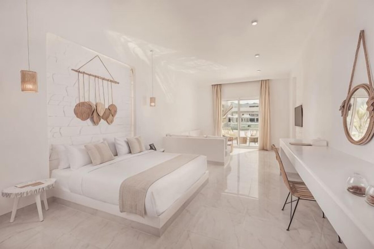 Une chambre à coucher moderne avec un lit, une table de chevet et une vue sur la ville.